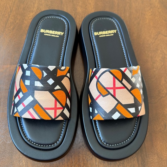 Authentic Burberry Buchingham Leather Slides 36/6 - Picture 1 of 6